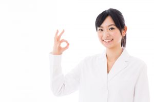 満面の笑みで指でまるを作る女性看護師