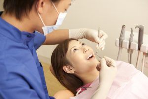 歯の施術を受ける女性