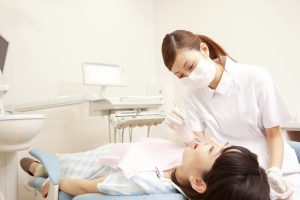歯の治療を受けている女性と女性歯科医