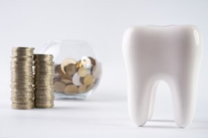 歯の模型とコイン