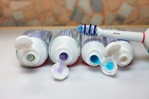 電動歯ブラシと４つの歯磨き粉