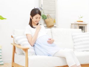 お腹の赤ちゃんに話しかける妊婦