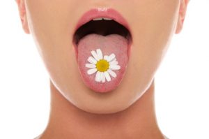 舌に花を乗せている女性