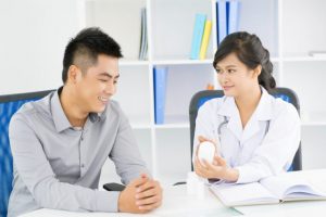 女性医者と男性の患者が話している
