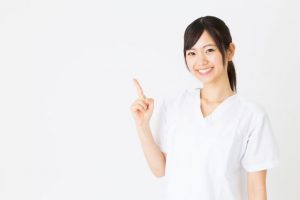 笑顔で人差し指を立てる女性看護師