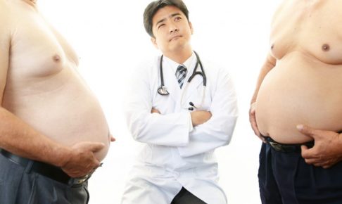 肥満男2人と医者