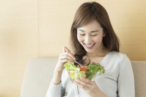 サラダを食べている女性