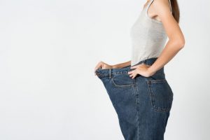 ブカブカのジーンズを履いている女性