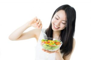 野菜を食べている女性