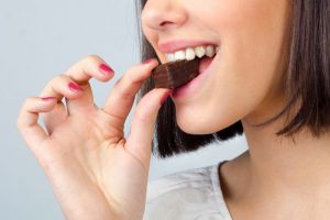 チョコを食べている女性