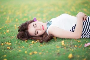 芝生の上で寝ている女性