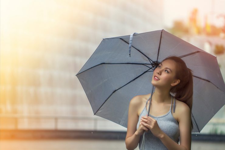 傘をさしている女性