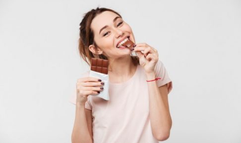 チョコレートを食べている女性